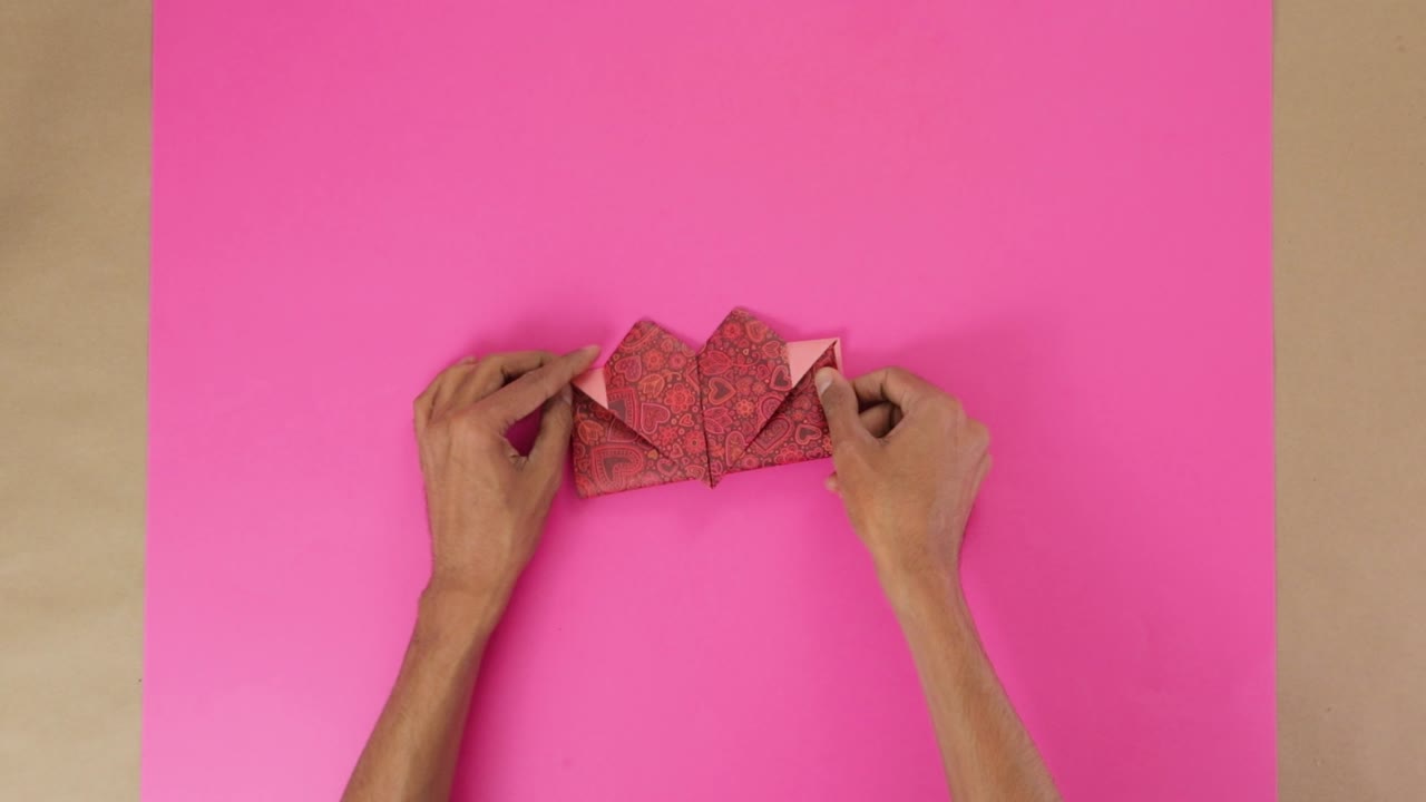 Folding heart-shaped decorative origami paper for Valentine's day.