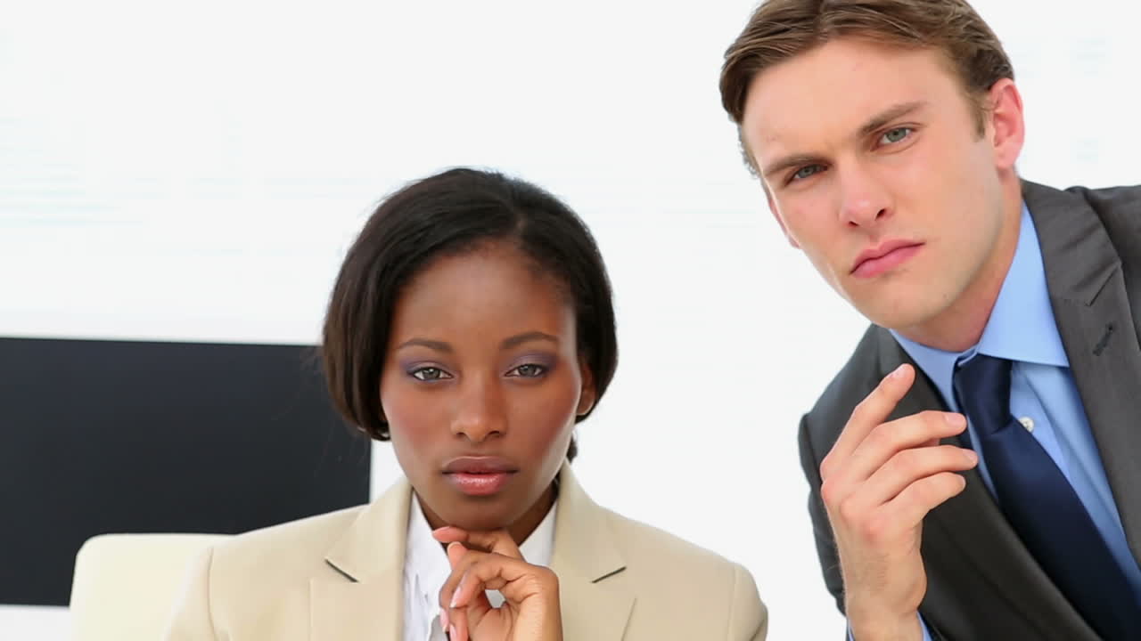 gente de negocios mirando a la cámara