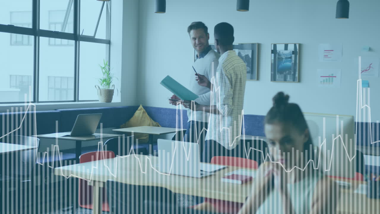 animación de gráficos sobre diversos compañeros de trabajo caminando y discutiendo en la oficina