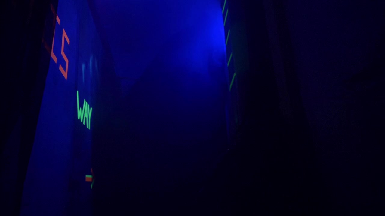 SLOW MOTION: All'interno di una casa stregata inquietante durante Halloween con luci nere e stroboscopi, manichini, teschi, clown, conigli diabolici e design spettrali