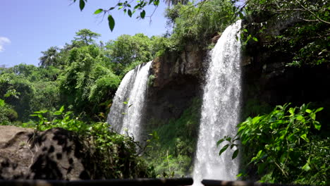 Capturando-Una-Vista-Asombrosa-De-Una-De-Las-Siete-Maravillas-Del-Mundo,-Las-Cataratas-Del-Iguazú,-Mientras-La-Cámara-Se-Acerca-A-La-Majestuosa-Cascada