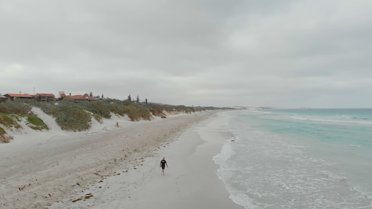 Mann som går med hund på sanddyner, Vest-Australia, Australia