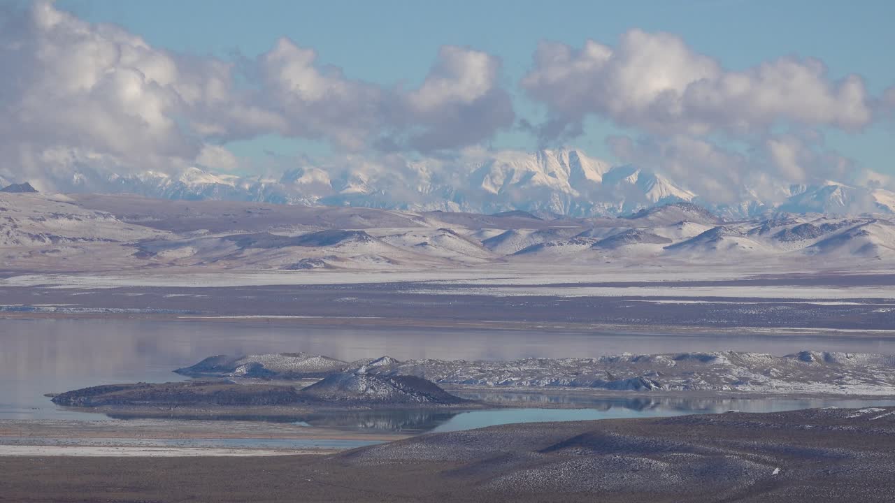 Smukt time-lapse panorama af snedækkede vinterbjerge i de østlige Sierra Nevada-bjerge og Mono Lake, Californien.