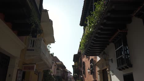 Balcones-Coloniales-En-El-Callejón-De-Cartagena,-Colombia.