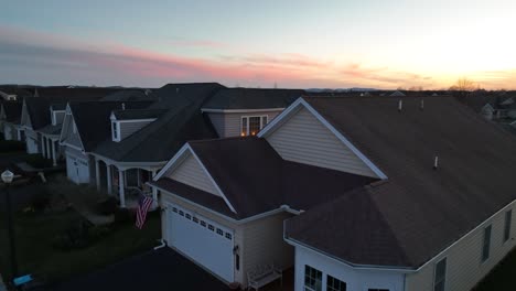 Casas-Americanas-Modernas-En-El-Barrio-Suburbano-De-La-Ciudad-Americana-Al-Atardecer-Dorado.