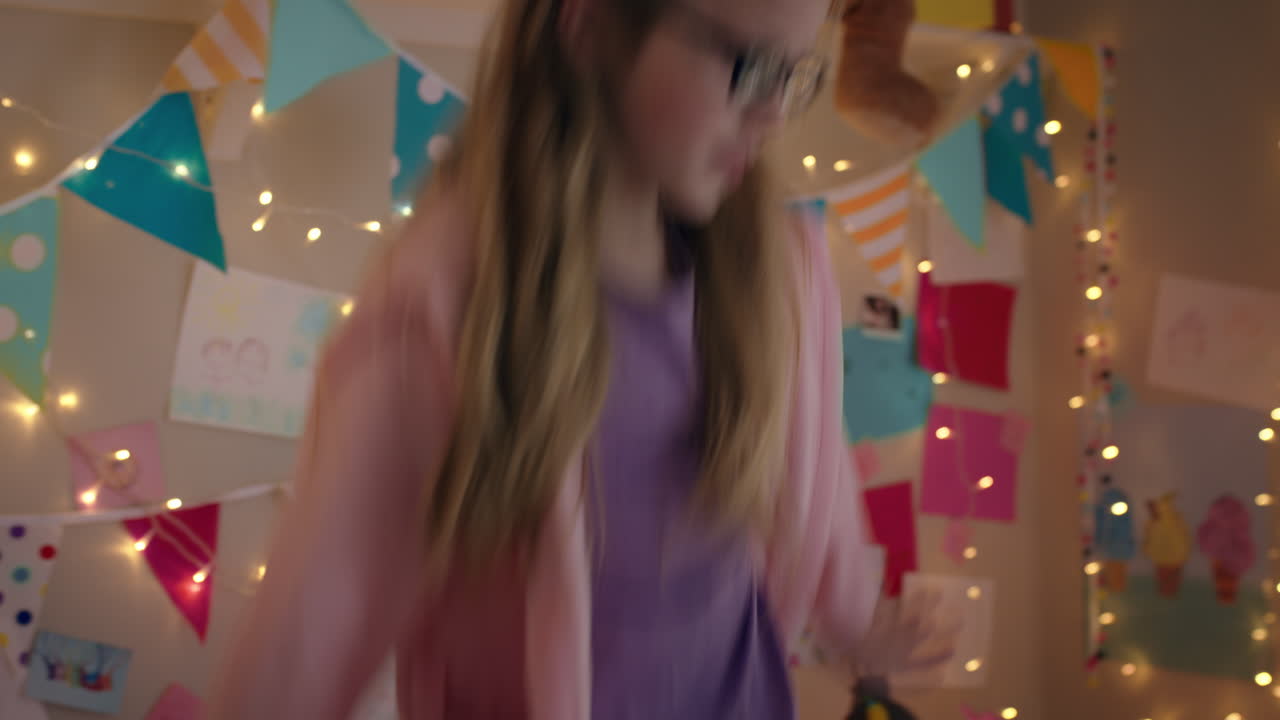 행복한 십대 소녀가 침대에서 춤을 추고 즐겁게 즐기고 재미있는 춤을 즐기고 집에서 주말 아침을 즐기고