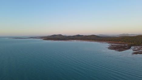 Panorama-De-Playa-Azul-Claro-Y-Paisaje-Accidentado-De-La-Ciudad-De-Clairview-En-Qld,-Australia