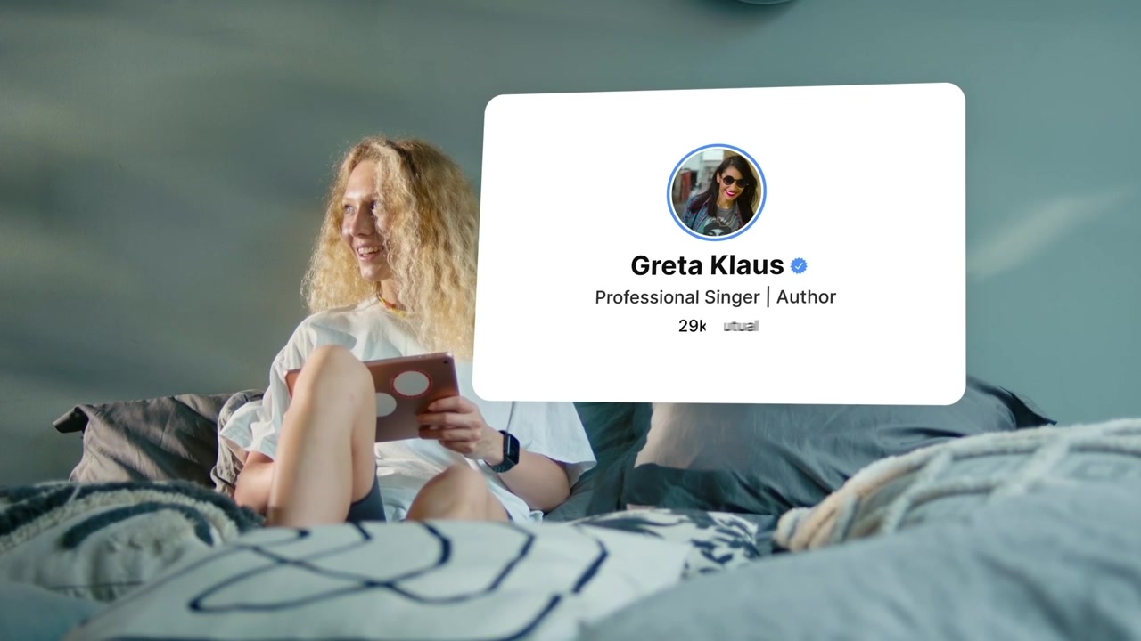 Giovane donna che usa un tablet a letto con sovrapposizione dell'interfaccia social media