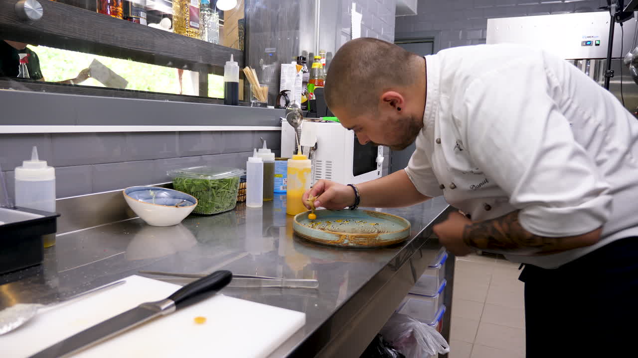 El chef prepara la comida en la cocina de un restaurante
