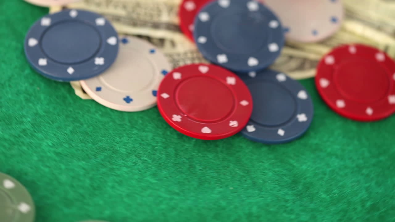 y dinero poniendo fichas en la mesa