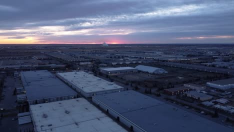 Sonnenaufgang-über-Einer-Dampfenden-Fabrik-In-Calgary