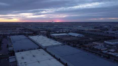 Amanecer-Sobre-Una-Fábrica-Humeante-En-Calgary