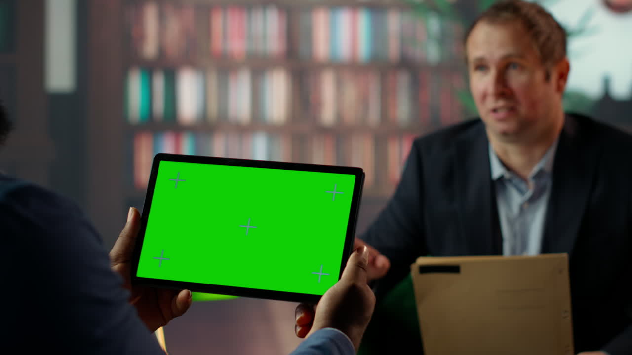 различные секретные агенты исследуют улики на секретной базе цру с зеленым экраном.