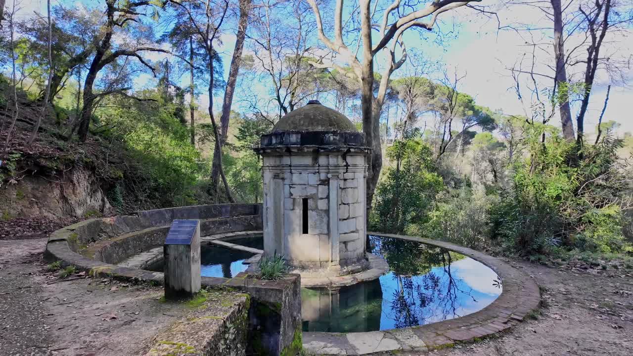 Estrutura de pedra serena em parque arborizado, Tomar, Portugal, tranquilidade da natureza