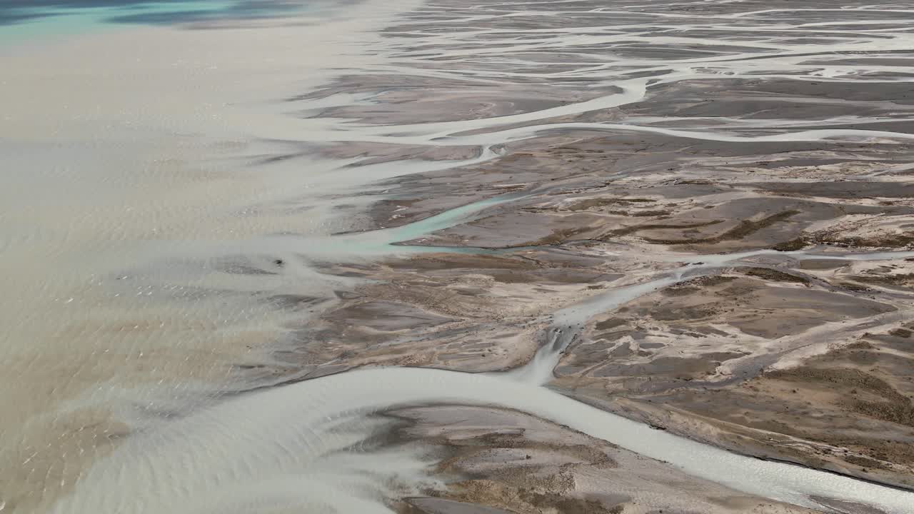 타스만 강 삼각주 위의 드론 비행 - 풍경의 독특한 패턴