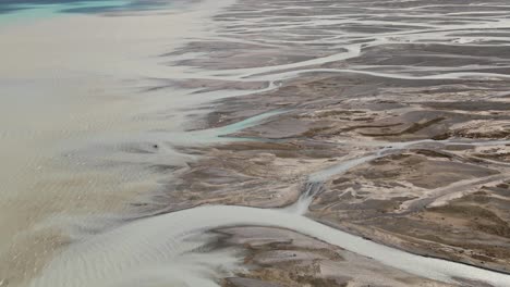 Vuelo-De-Drones-Sobre-El-Delta-Del-Río-Tasman---Patrones-únicos-En-El-Paisaje