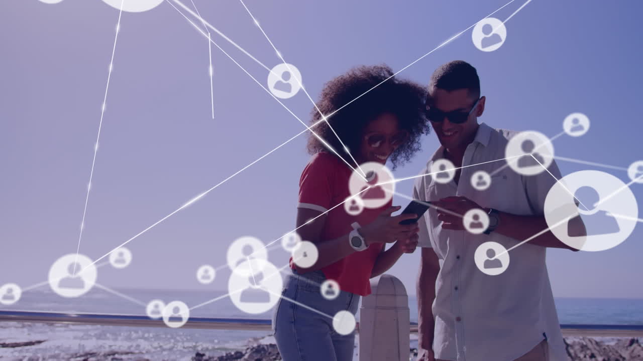 comunidad en línea y red a través de personas con teléfonos inteligentes.