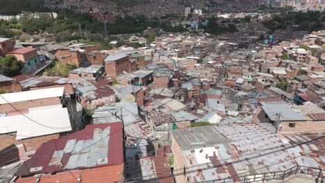 Dichte-Dächer-Der-Comuna-13-Mit-Stadtkulisse-In-Medellin,-Kolumbien