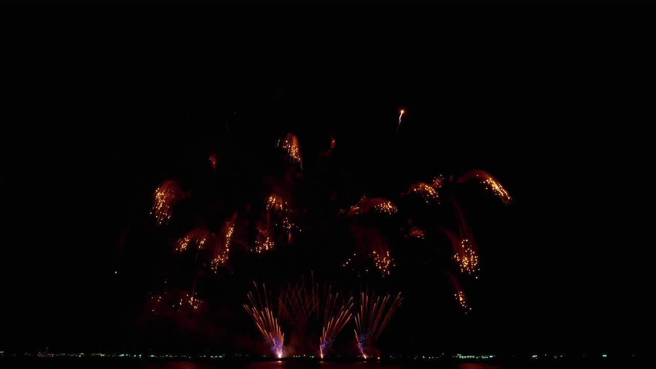 연말 축제 기간 에 큰 불꽃놀이