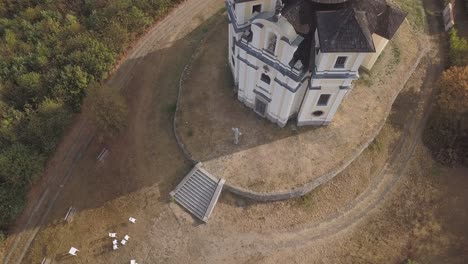 Drohnenaufnahme-Der-Katholischen-Kirche-Auf-Dem-Hügel