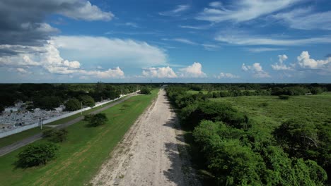 Toma-De-Drone-De-La-Pista-Principal-Del-Aeropuerto-Abandonado-En-Yucatán,-México