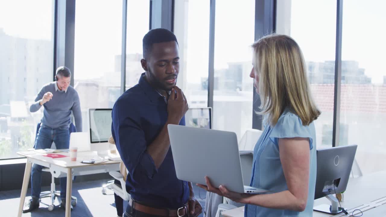 hombre y mujer jóvenes usando computadora