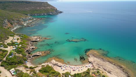 Luftpanoramablick-Auf-Der-Insel-Sardinien-Italien-Campingplatz-Mit-Privatstrand