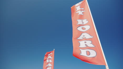 Rote-Flagge-Mit-Aufschrift-Flyboard-Werbung-Für-Wassersport-Am-Strand-4k-Video
