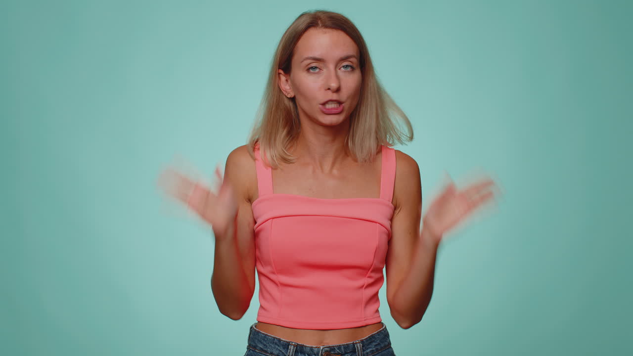 mujer joven frustrada irritada cubriendo las orejas evitando consejos ignorando ruidos desagradables voces fuertes