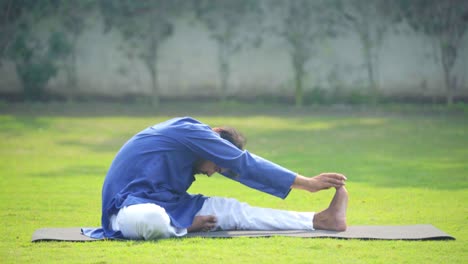 postura de yoga de cabeza a rodilla hecha por un hombre indio