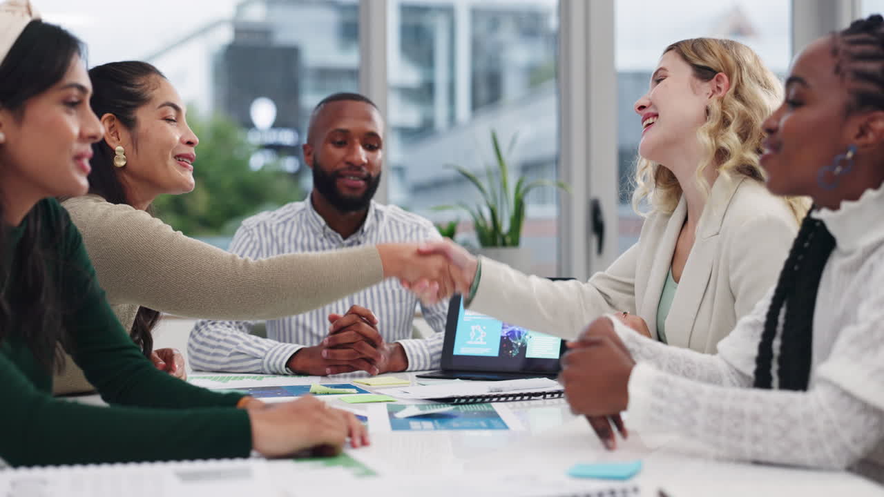 현대적인 사무실에서 협력하는 다양한 팀