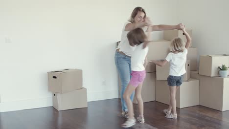 Mamá-Feliz-Bailando-Con-Hijas