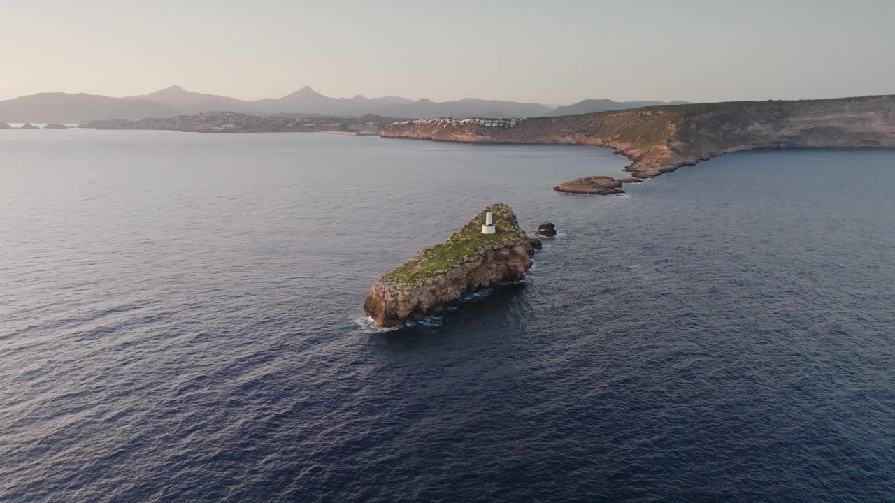 Vista aerea panoramica della formazione rocciosa marina di Punta de El Toro, Isole Baleari