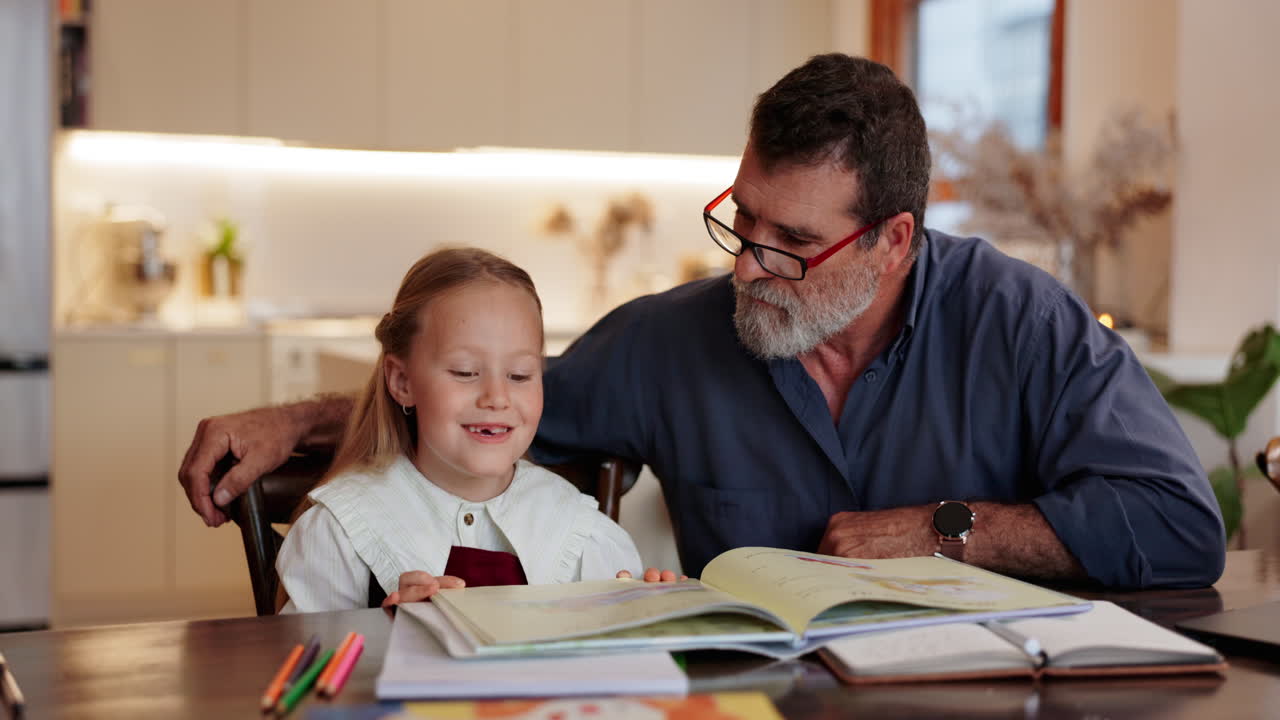 abuelo y nieta leyendo juntos