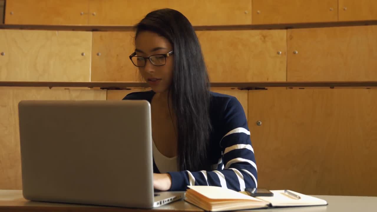 estudiante tomando notas en la clase
