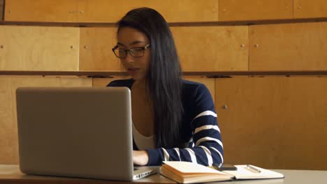estudiante tomando notas en la clase