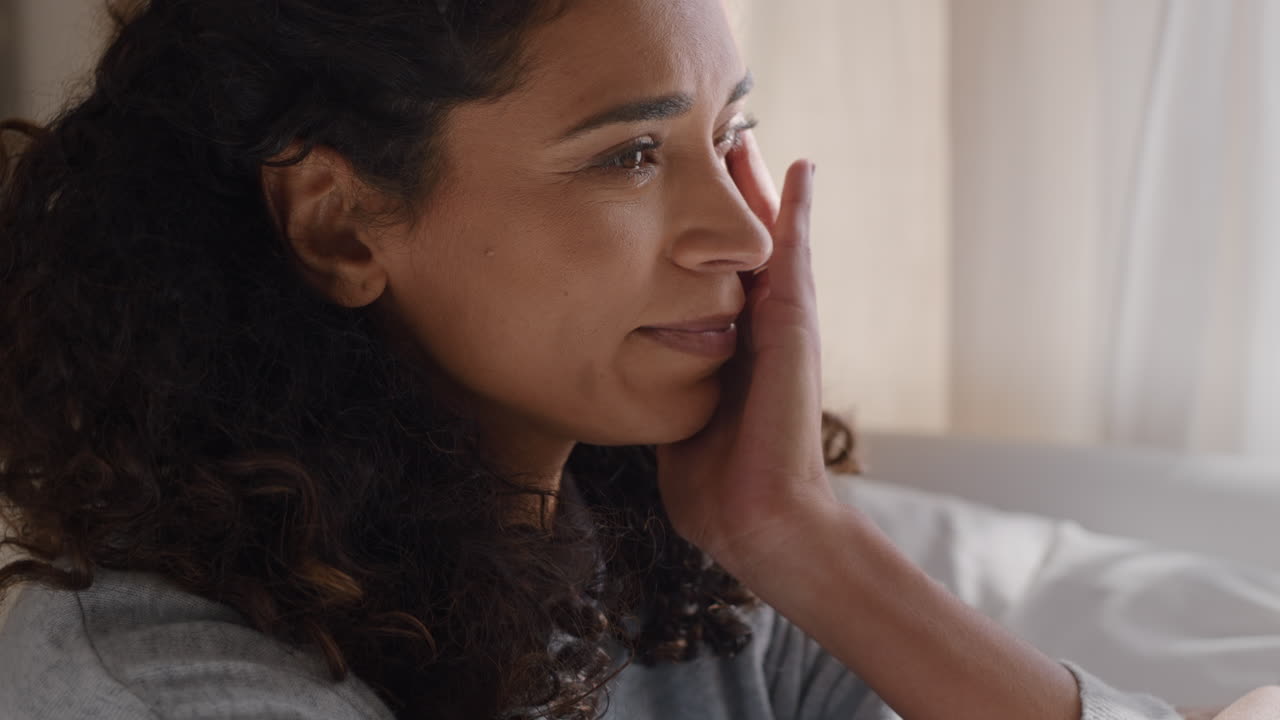 mujer infeliz llorando en casa sintiéndose triste estresado problemas de relación estresado mujer molesta por la pérdida de duelo 4k footage concepto de depresión