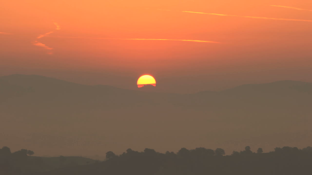 언덕과 산 위의 해가 뜨는 것