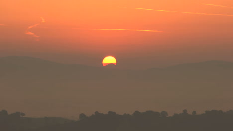 Amanecer-Sobre-Colinas-Y-Montañas