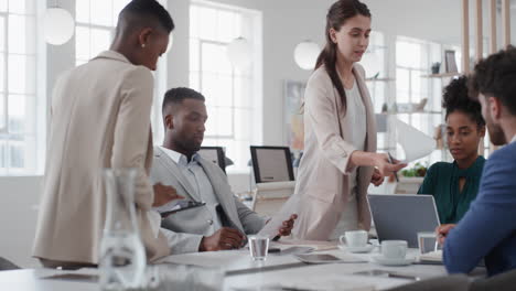 Mujer-Gerente-De-Reuniones-Del-Equipo-De-Negocios-Corporativos-Intercambiando-Ideas-Con-Colegas-Discutiendo-La-Estrategia-Del-Proyecto-Compartiendo-Ideas-En-La-Oficina