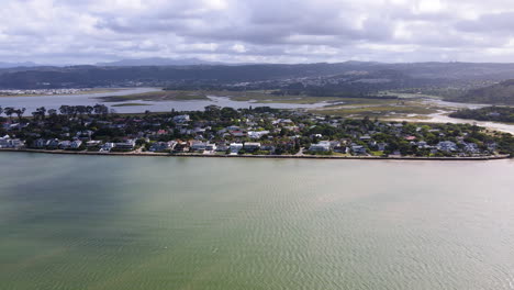 panorâmica aérea mostra subúrbio residencial da ilha de lazer na lagoa de knysna