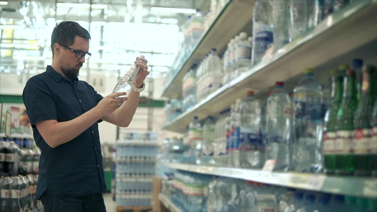 식료품 가게 에서 물 을 구입 하는 사람