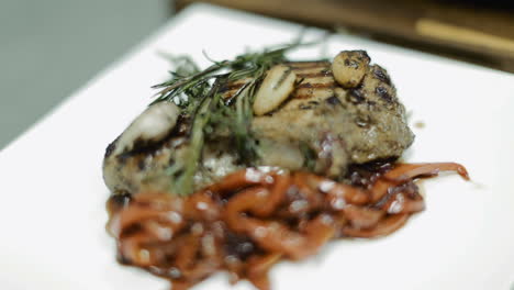 bistec de carne preparado con verduras