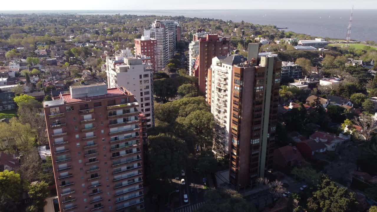 sobrevuelo aéreo rascacielos apartamentos en el distrito de vicente lópez y el río de la plata en el fondo - buenos aires, argentina