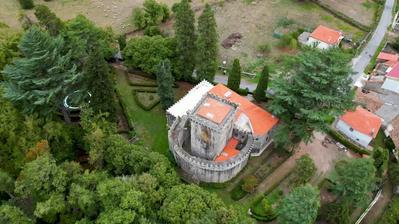tomada aérea en círculo en el castillo de ferreira de panton con jardín en lugo, españa
