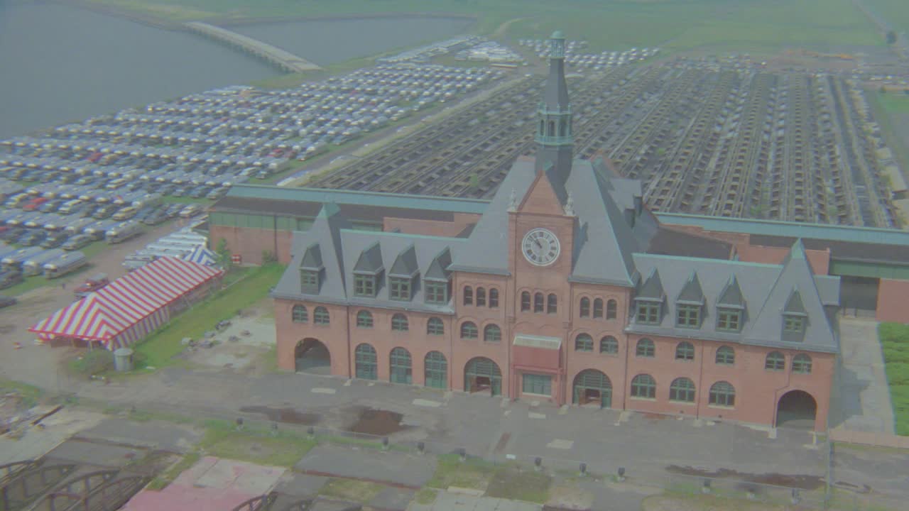 폐쇄된 엘리스 섬 중부 뉴저지 철도 건물 상공의 헬기 공중은 이제 버려졌습니다