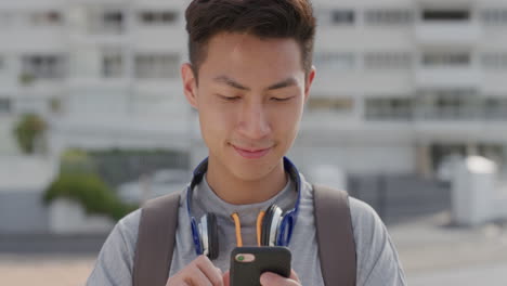 초상화 젊은 아시아 남성 십대가 samrtphone를 사용하여 문자 메시지를 즐기고 온라인 메시지를 공유하고 휴가를 휴대 전화 통신 기술에 미소 짓는 만족