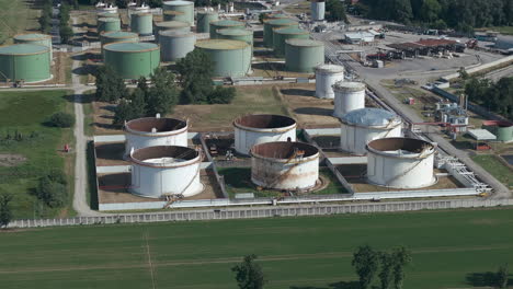 Planta-De-Refinería-De-Petróleo-En-Un-Día-Soleado