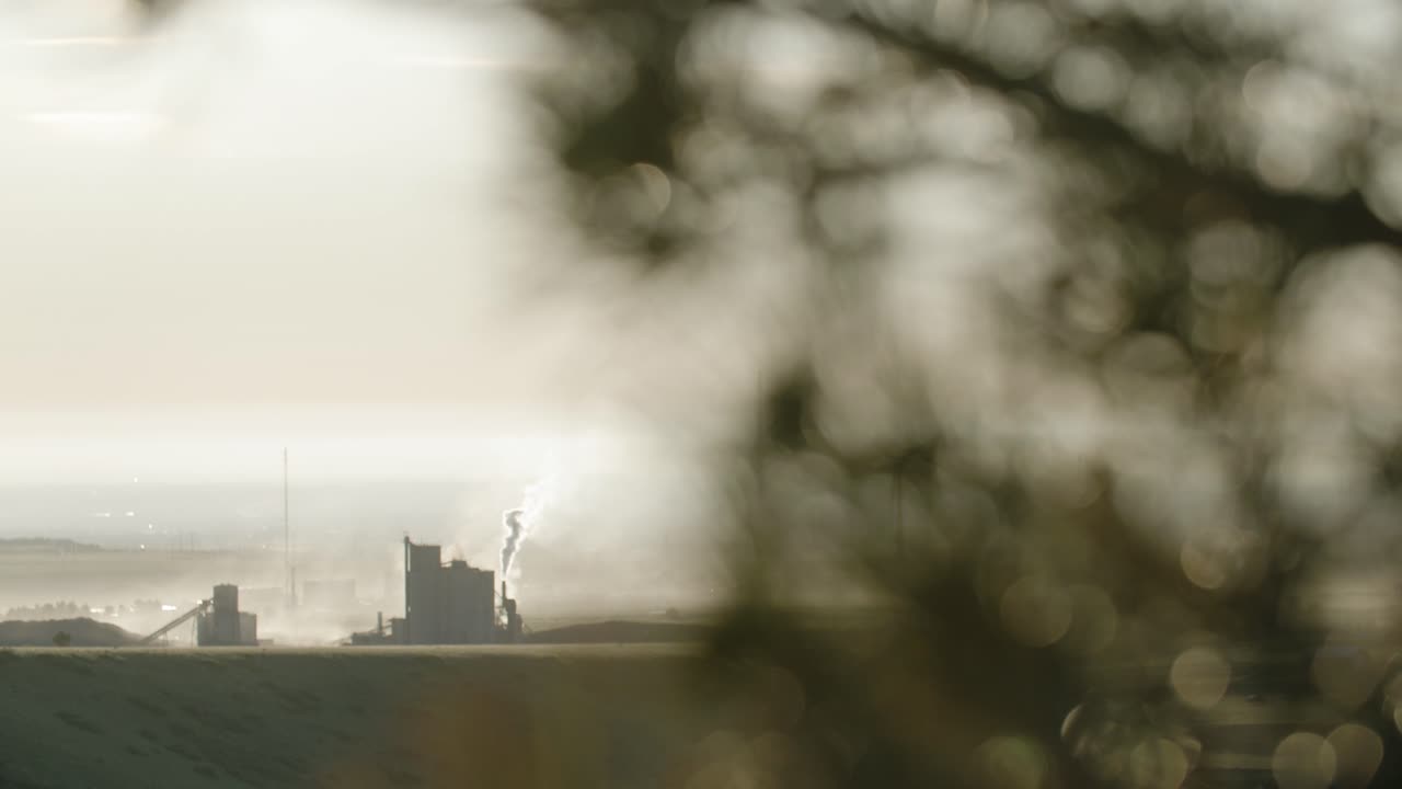 소나무 자연과 탄소 배출, 공장 굴 ⁇  꺼내는 구름 연기, 산업 대기 오염, 환경에 나쁜