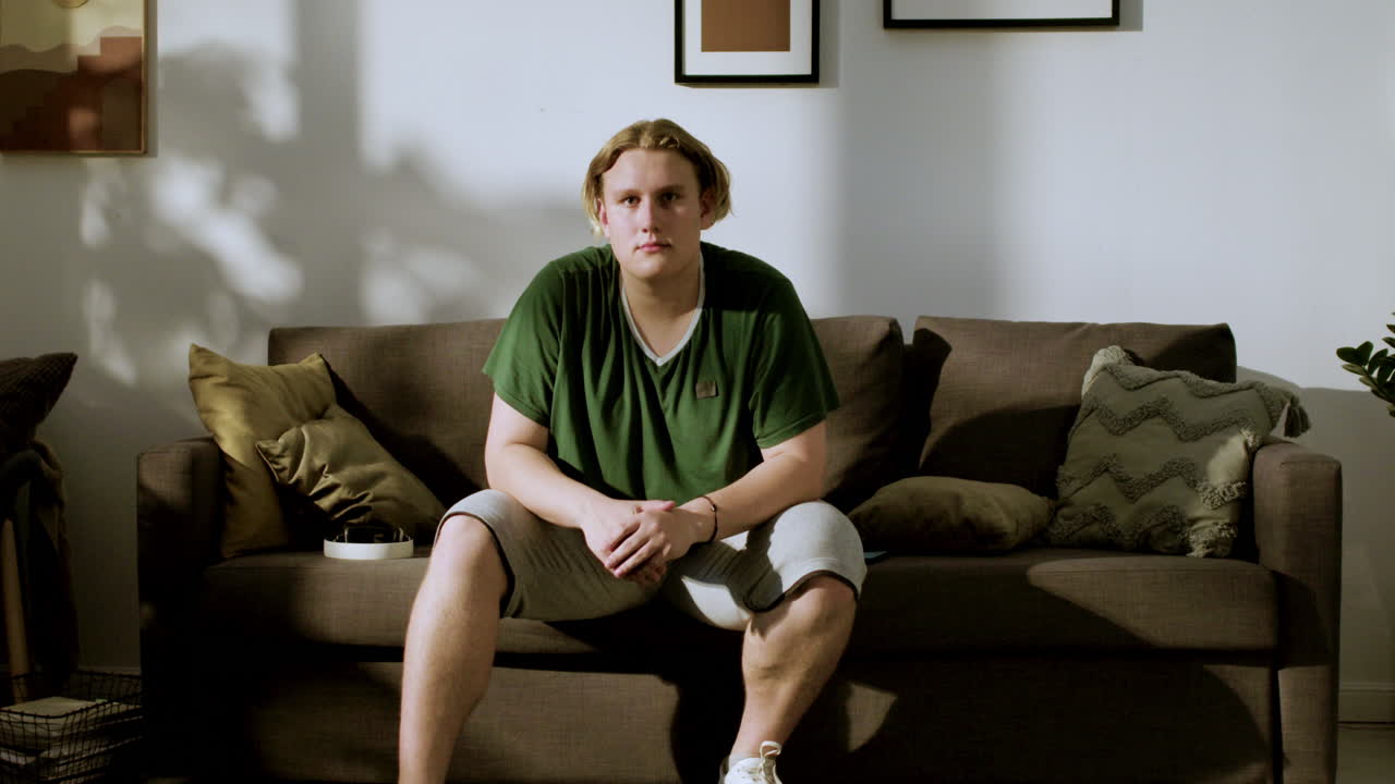 젊은 남자 앞에서보고